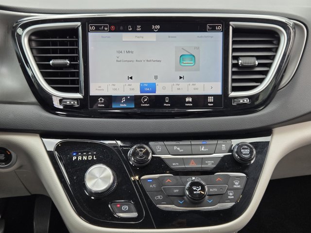Used 2024 Chrysler Pacifica Touring-L FWD image 16