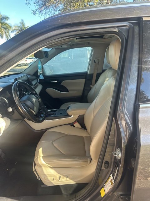 Used 2021 Toyota Highlander XLE image 6