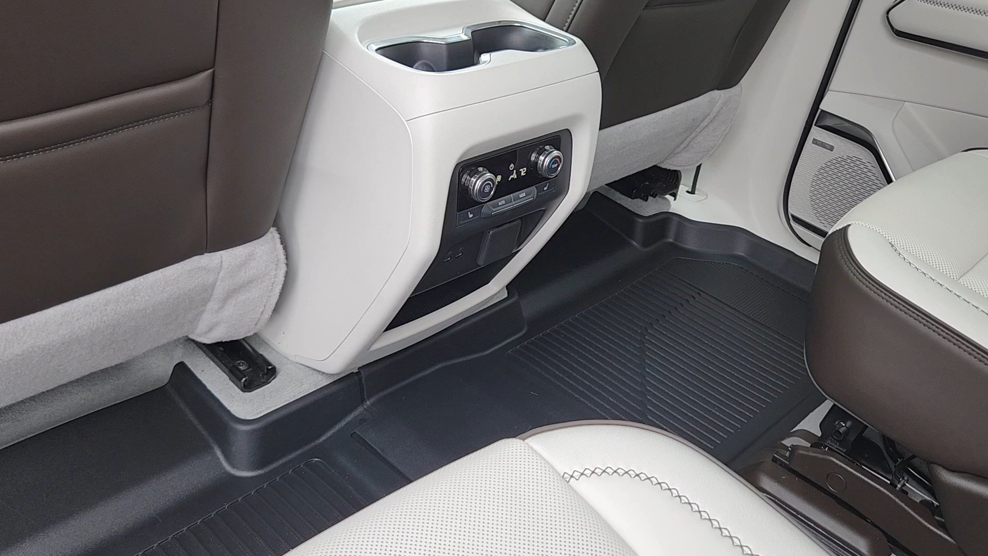 Used 2024 GMC Acadia Denali AWD/4WD image 18