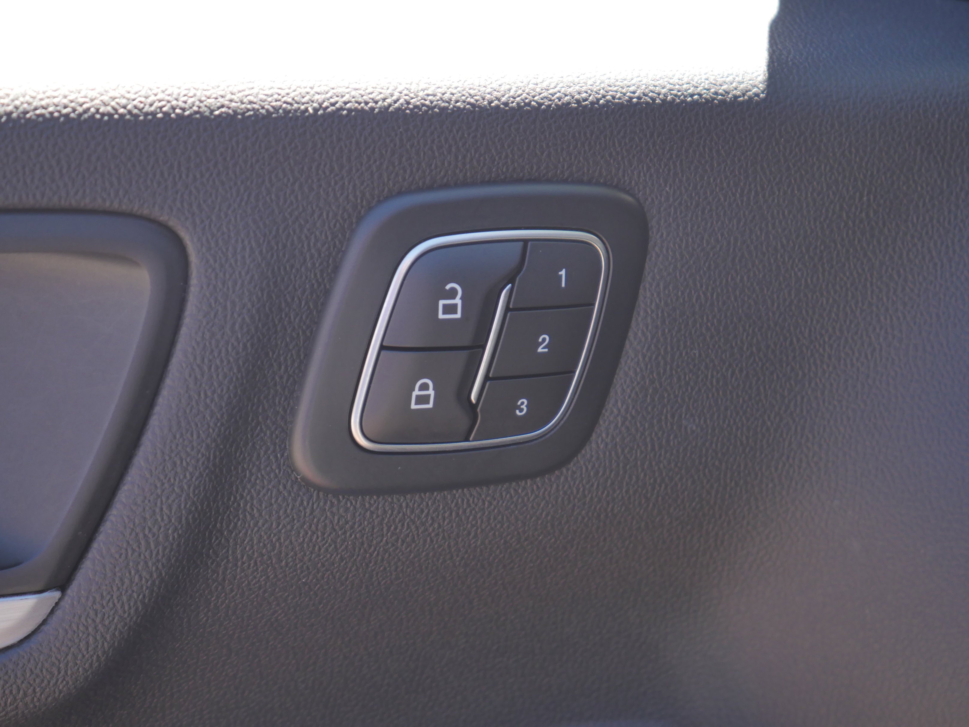 Certified 2025 Ford Escape Platinum AWD/4WD image 34