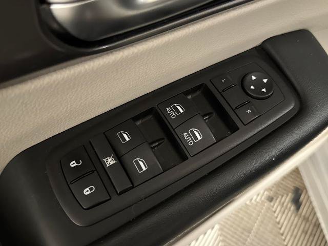 Used 2024 Chrysler Pacifica Touring-L FWD image 16