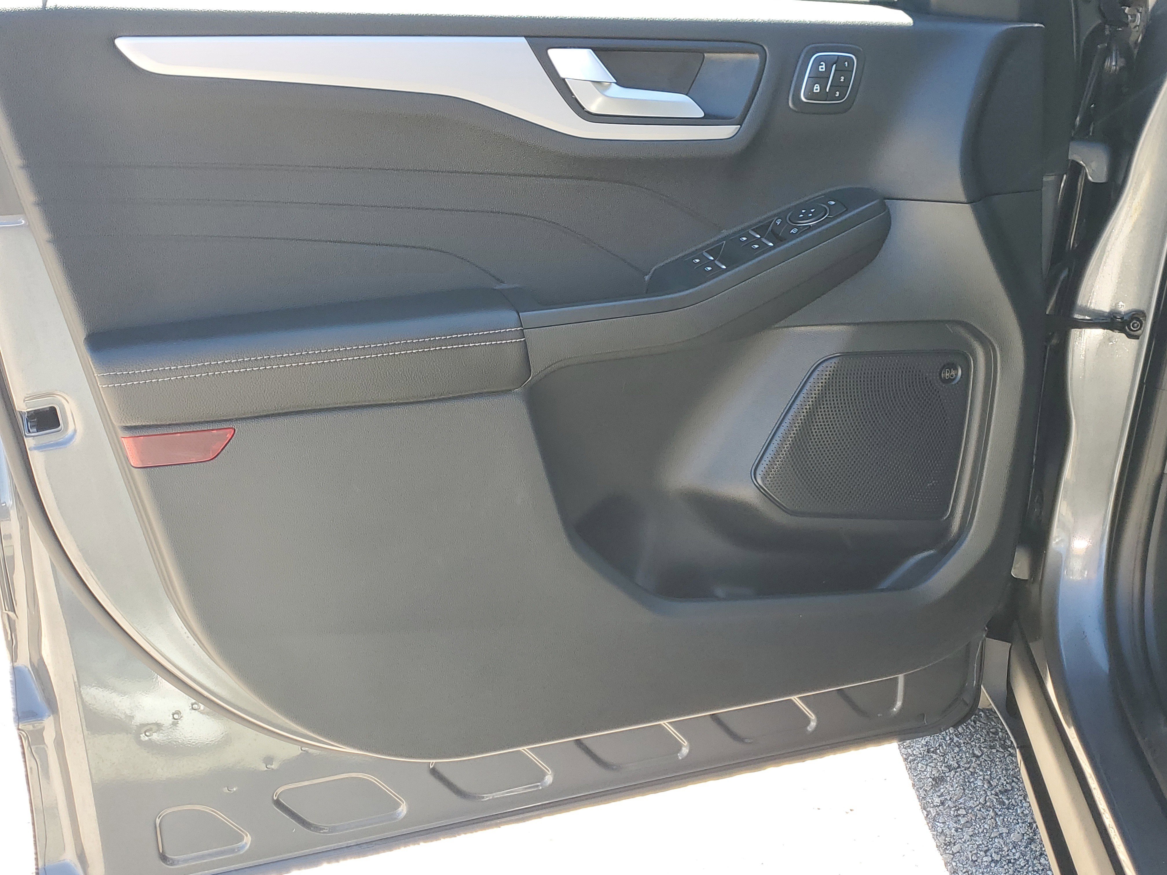 Certified 2025 Ford Escape Platinum w/ Premium Technology Package image 19