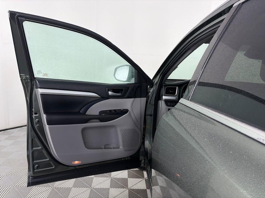 Used 2017 Toyota Highlander XLE w/ Carpet Mat Package AWD/4WD image 10