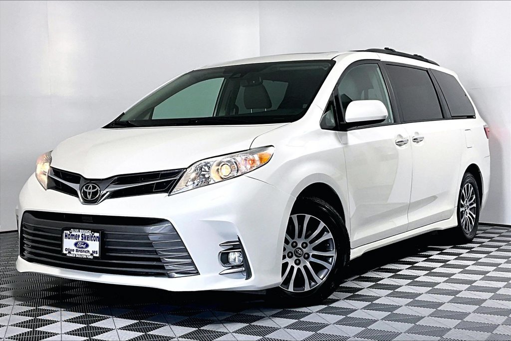 Used 2019 Toyota Sienna XLE w/ XLE Navigation Package FWD image 2