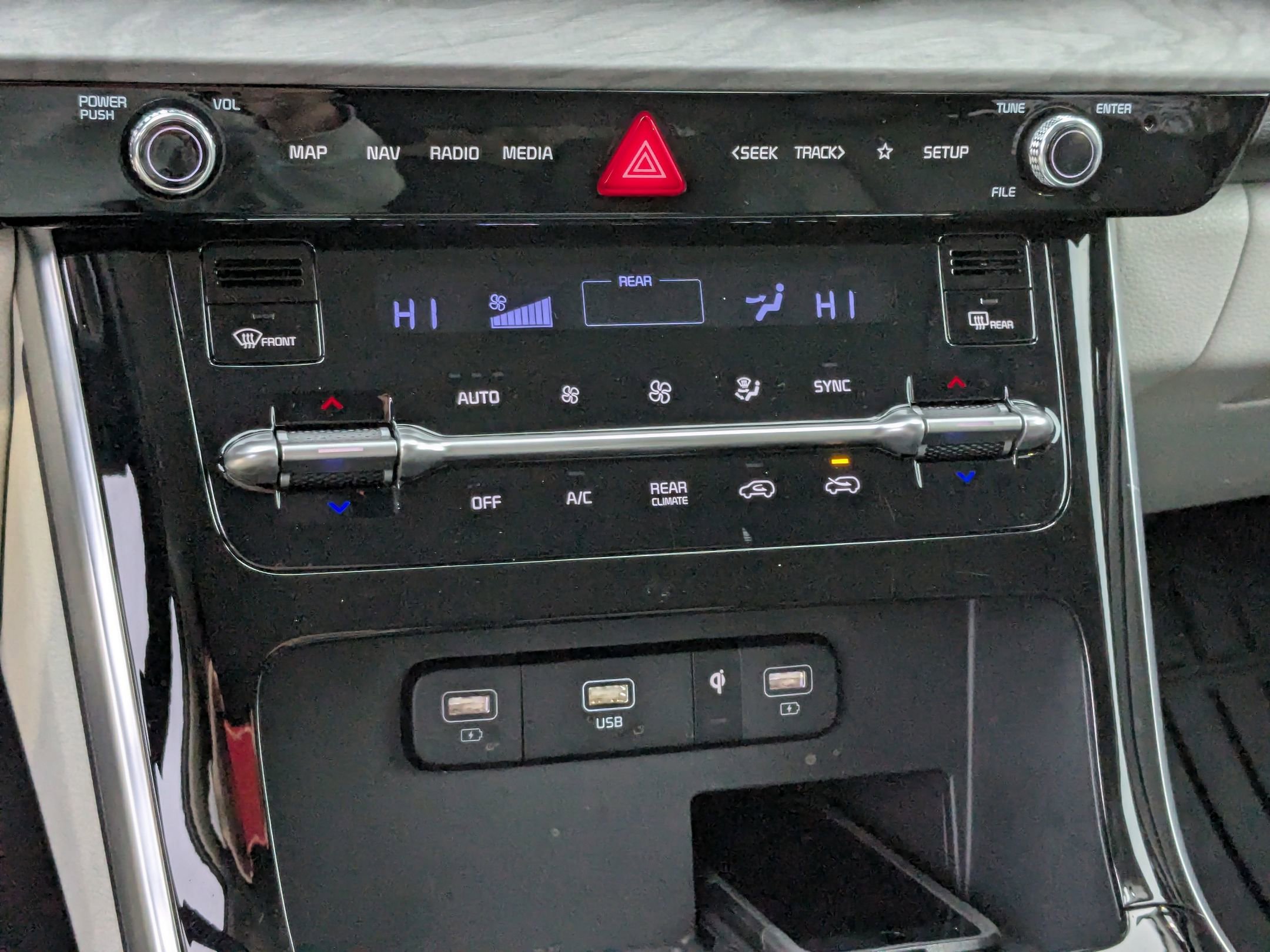 Used 2024 Kia Carnival EX image 24