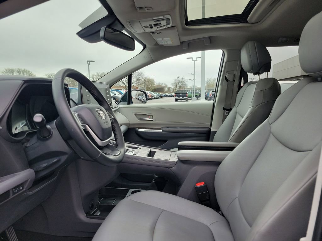 Used 2022 Toyota Sienna XLE image 18