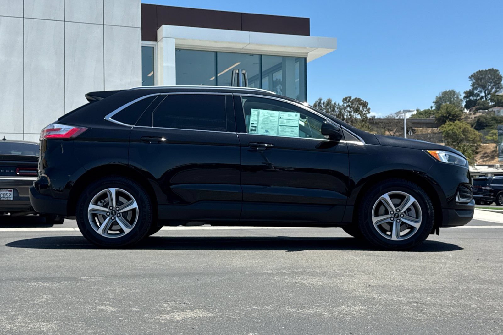 Certified 2024 Ford Edge SEL w/ Convenience Package AWD/4WD image 2
