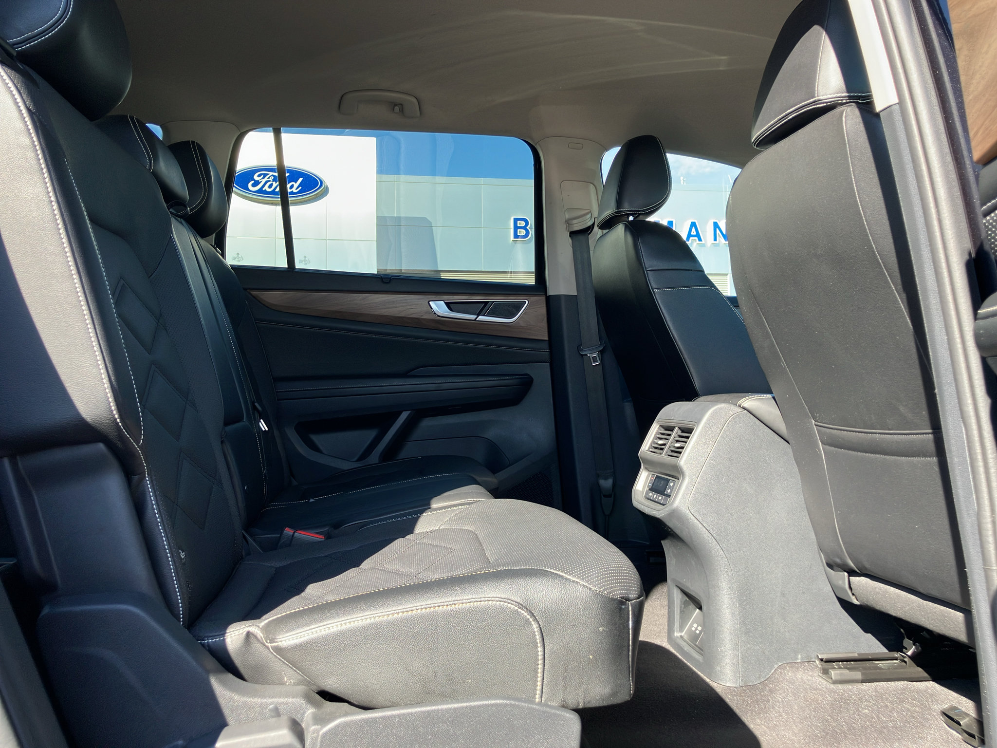 Used 2024 Volkswagen Atlas SE AWD/4WD image 32