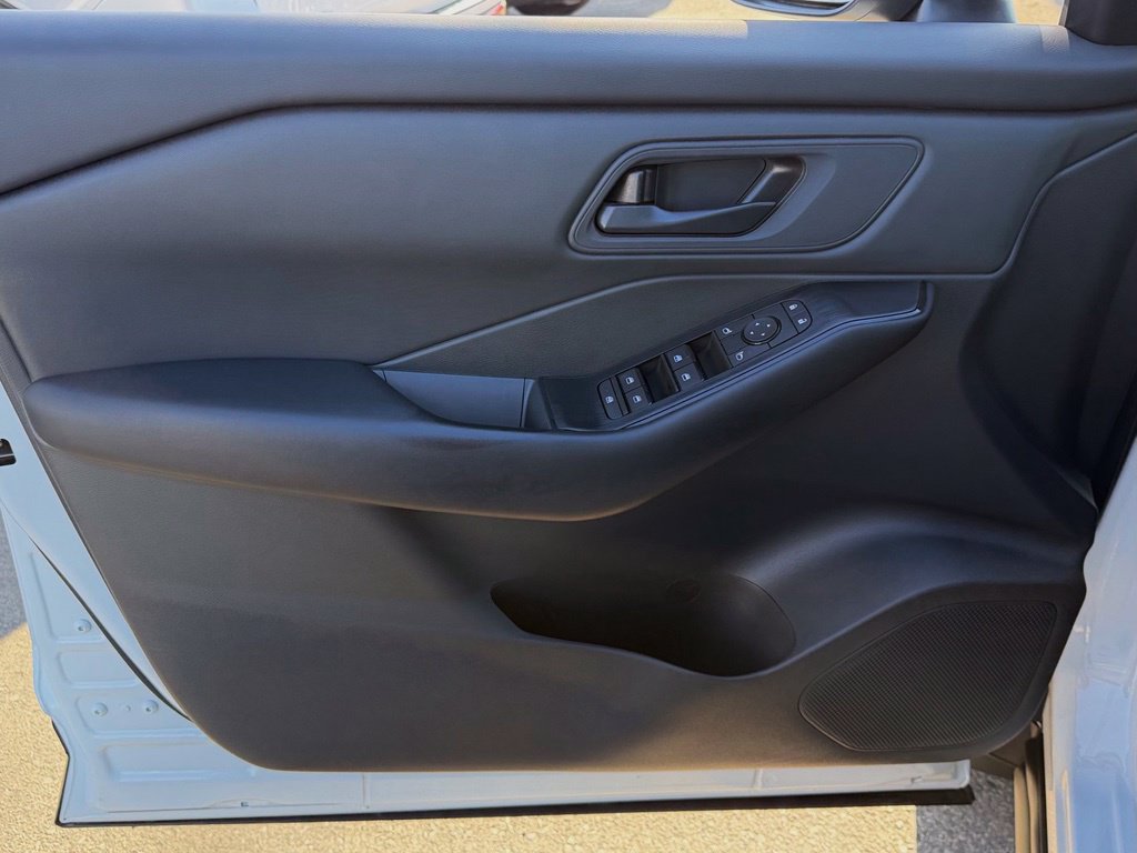 Used 2025 Nissan Rogue S FWD image 13