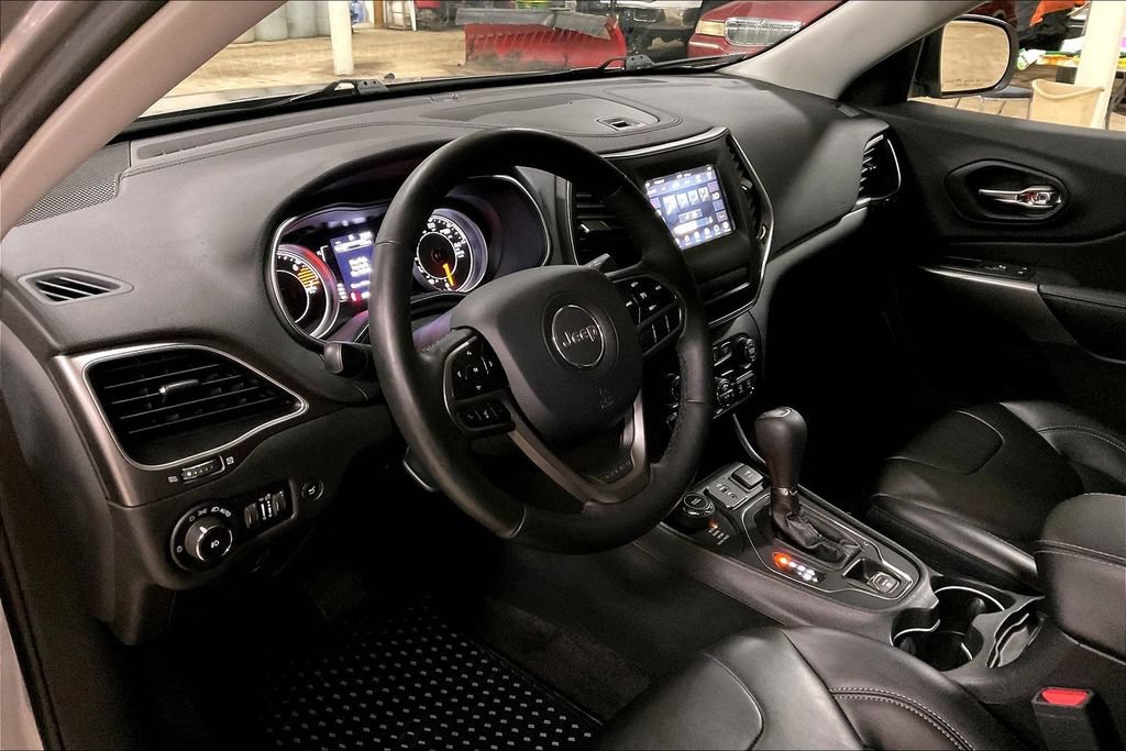Used 2019 Jeep Cherokee Latitude Plus w/ Comfort/Convenience Group AWD/4WD image 13