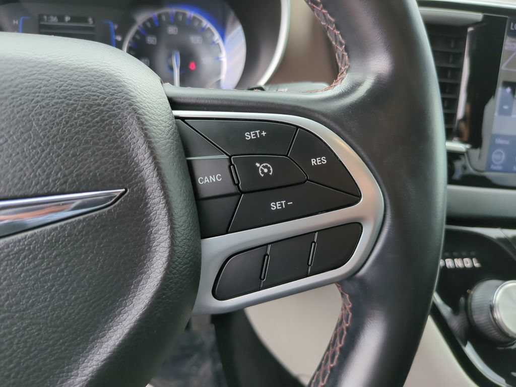 Used 2018 Chrysler Pacifica Touring-L FWD image 32