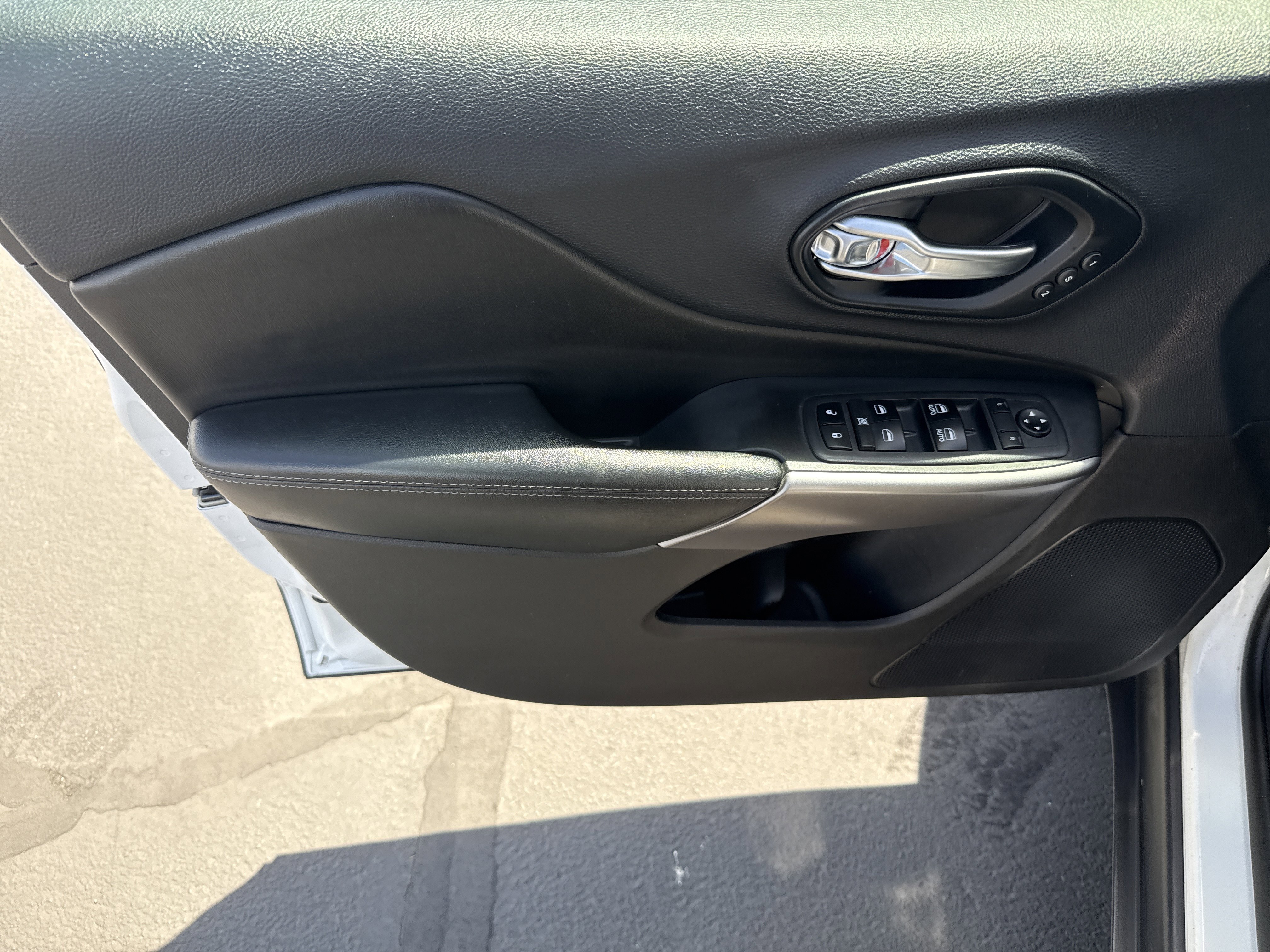 Used 2019 Jeep Cherokee Limited AWD/4WD image 15