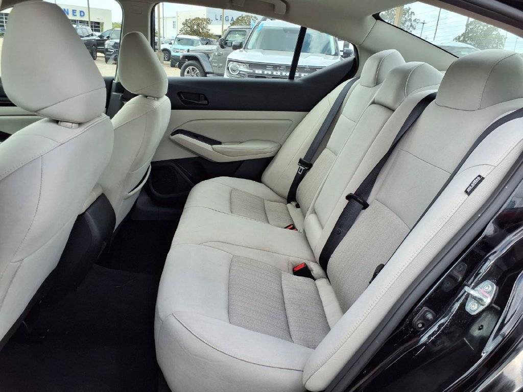 Used 2025 Nissan Altima 2.5 SV FWD image 25