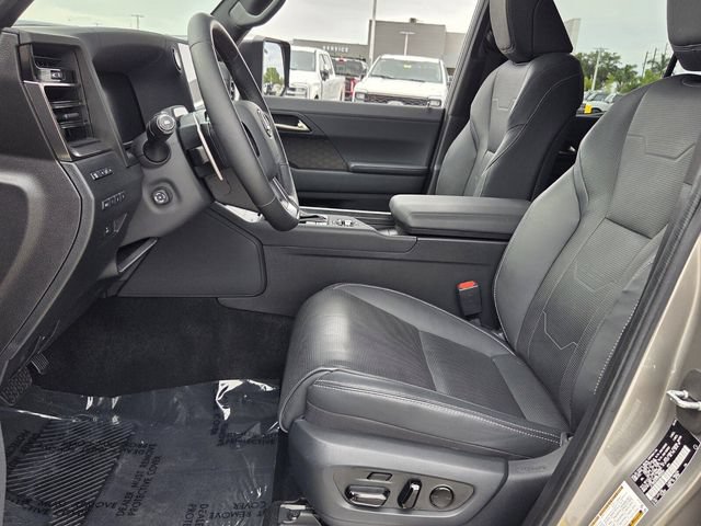 Used 2024 Lexus GX 550 w/ Accessory Package (2T) AWD/4WD image 12