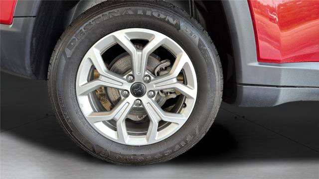 Used 2025 Jeep Compass Latitude w/ Sun & Sound Group AWD/4WD image 25