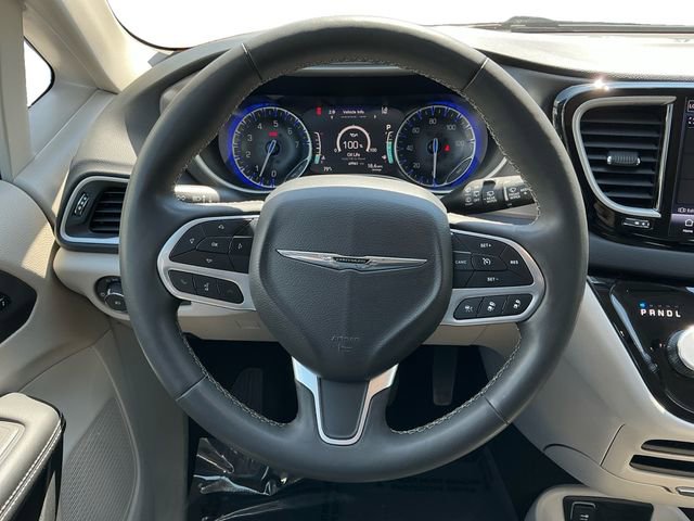 Used 2023 Chrysler Pacifica Touring-L FWD image 13