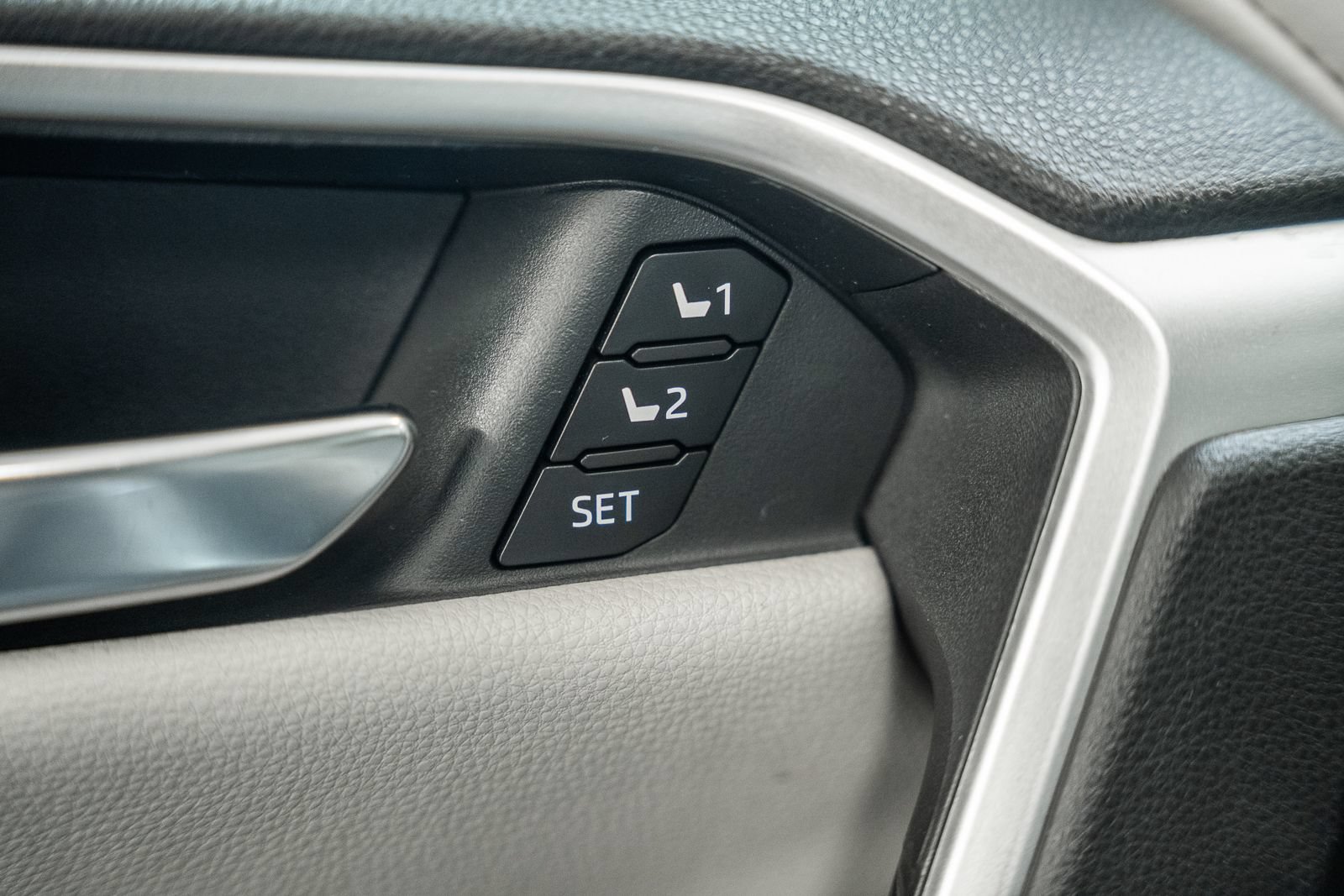 Used 2020 Toyota RAV4 Limited AWD/4WD image 36