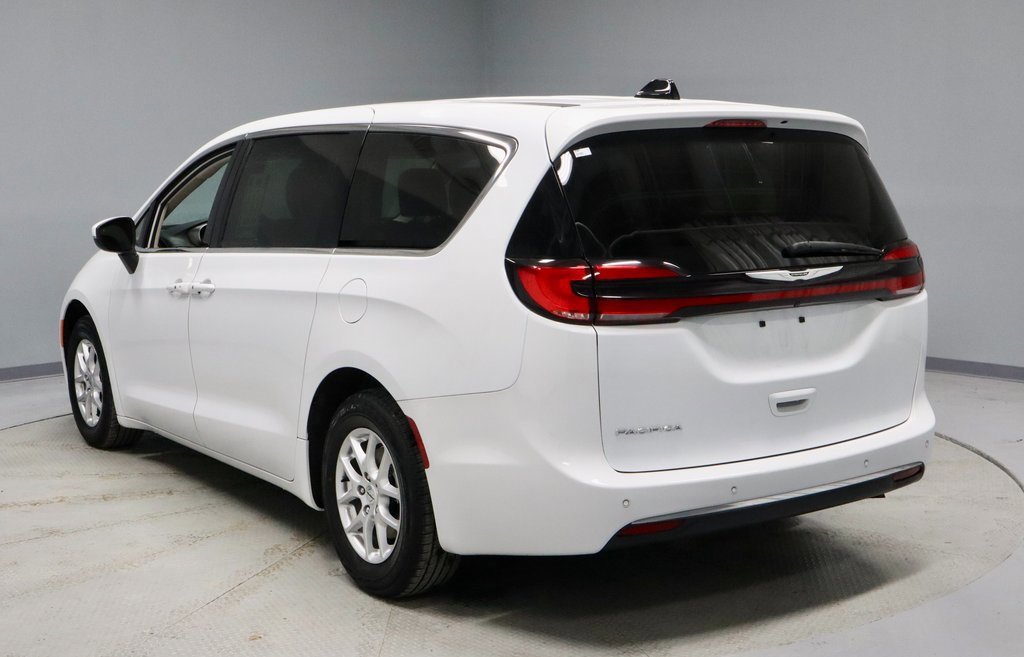 Used 2023 Chrysler Pacifica Touring-L image 3