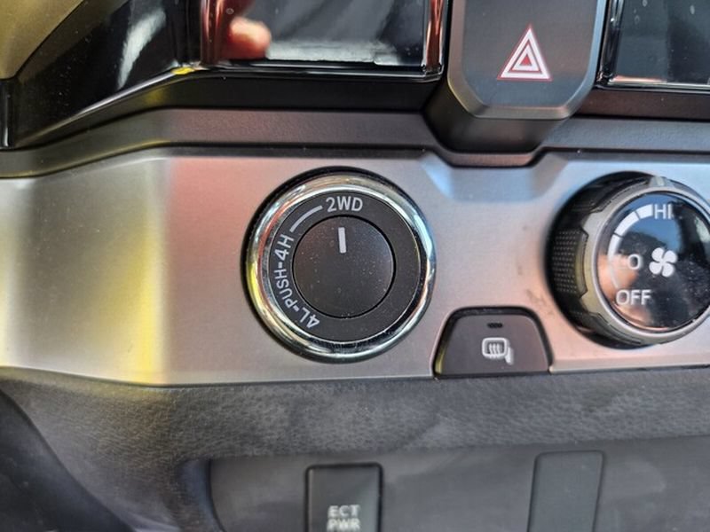 Used 2017 Toyota Tacoma SR5 w/ Tow Package AWD/4WD image 22