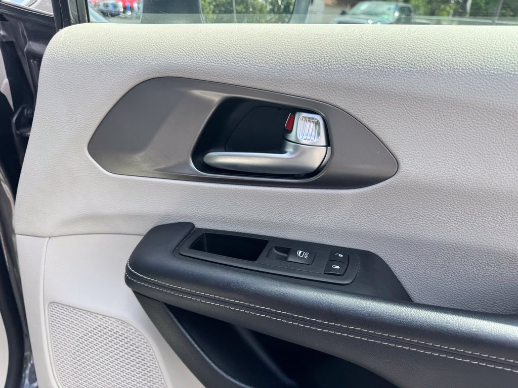 Used 2023 Chrysler Pacifica Touring-L FWD image 15