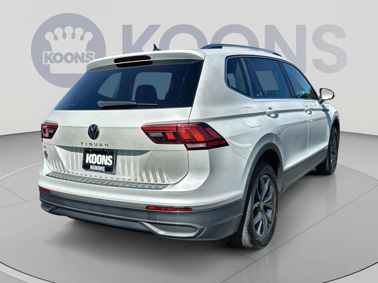 Used 2023 Volkswagen Tiguan SE w/ Panoramic Sunroof Package FWD image 11