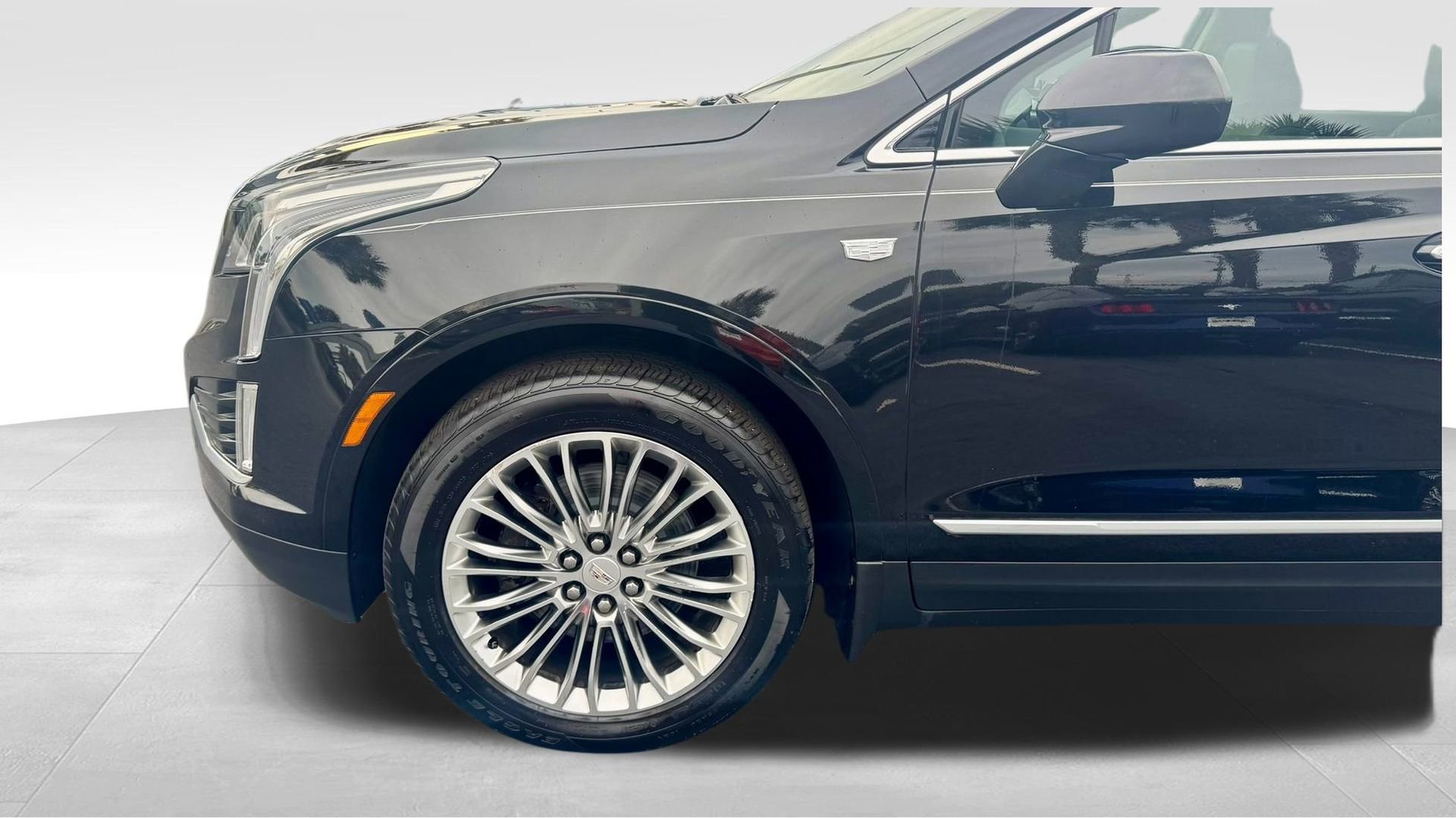Used 2018 Cadillac XT5 Luxury w/ Driver Awareness Package image 18