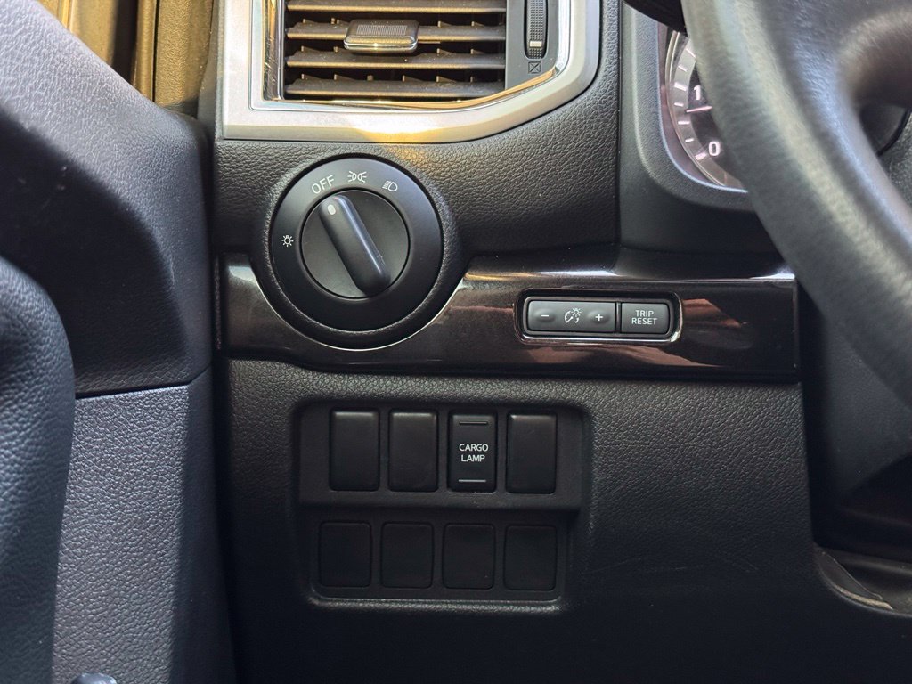 Used 2018 Nissan Titan SV AWD/4WD image 32