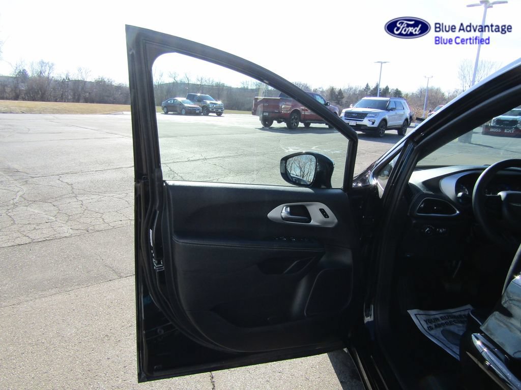 Used 2025 Chrysler Pacifica Limited FWD image 29