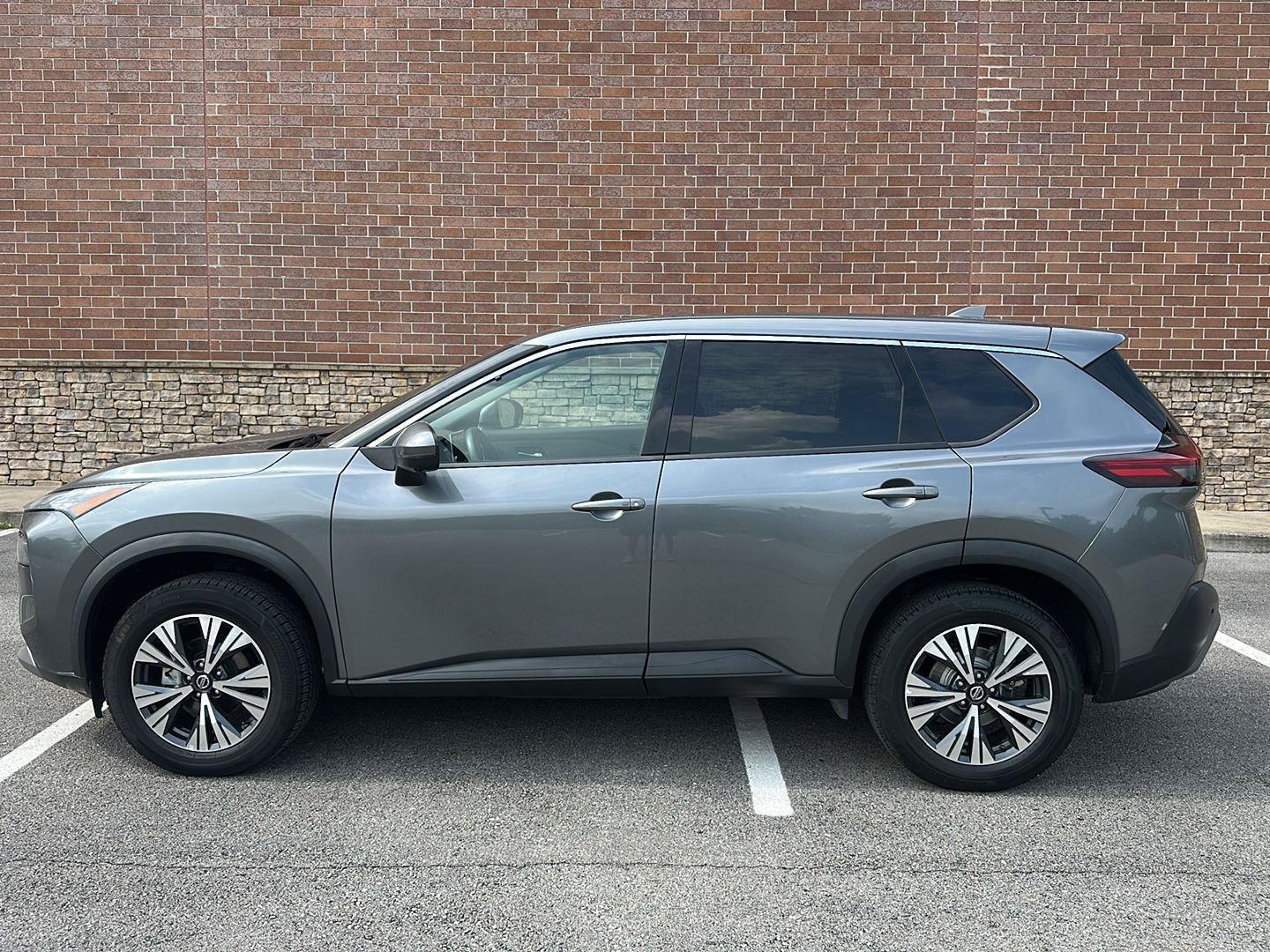 Used 2021 Nissan Rogue SV AWD/4WD image 2