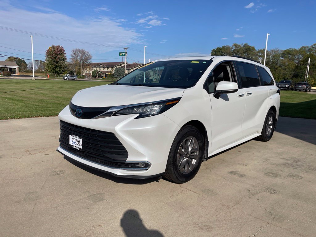 Used 2023 Toyota Sienna XLE AWD/4WD image 2
