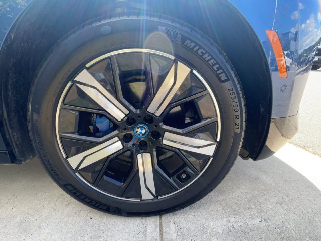 Used 2022 BMW iX xDrive50 w/ Premium Package AWD/4WD image 9