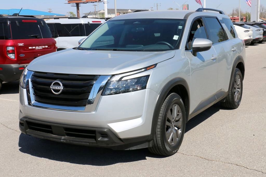 Used 2025 Nissan Pathfinder SV image 2