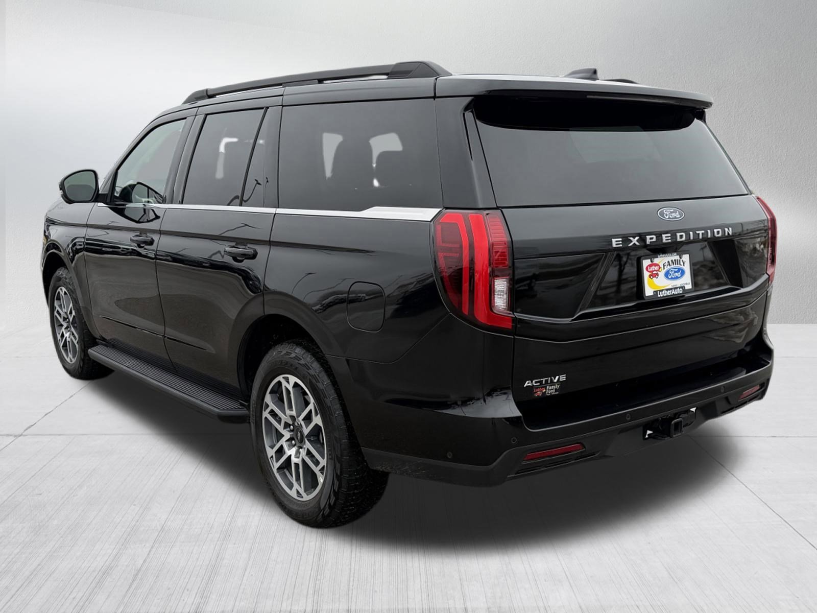 Certified 2025 Ford Expedition Active image 3