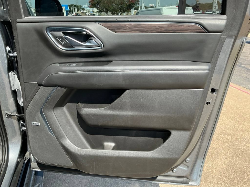 Used 2021 Chevrolet Suburban LT w/ LT Signature Package RWD image 19
