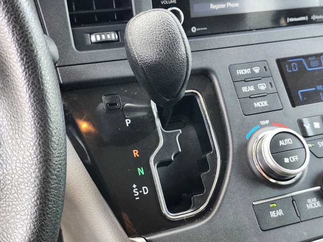 Used 2020 Toyota Sienna LE w/ LE Preferred Package FWD image 26