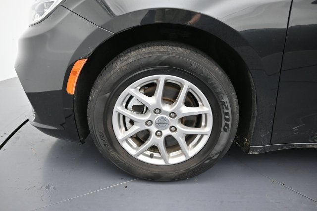 Used 2023 Chrysler Pacifica Touring-L FWD image 9