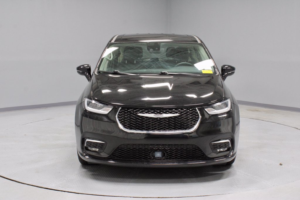Used 2024 Chrysler Pacifica Touring-L FWD image 6