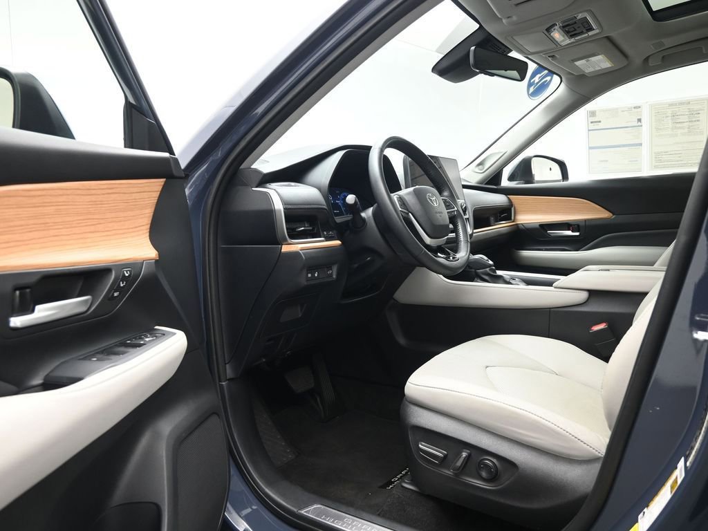 Used 2024 Toyota Grand Highlander Limited image 33