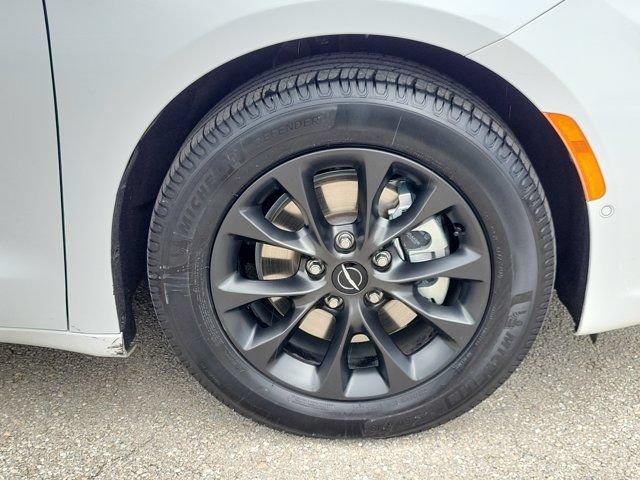 Used 2021 Chrysler Pacifica Touring-L w/ Premium & Safety Sphere Group FWD image 12