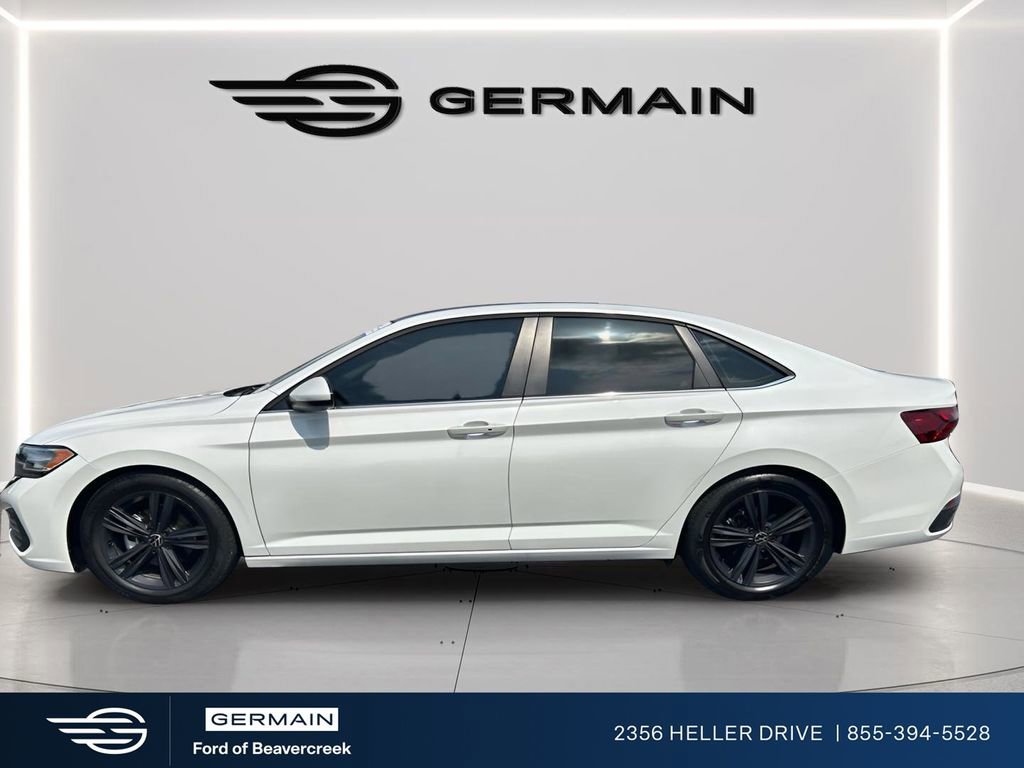Used 2024 Volkswagen Jetta SE image 2