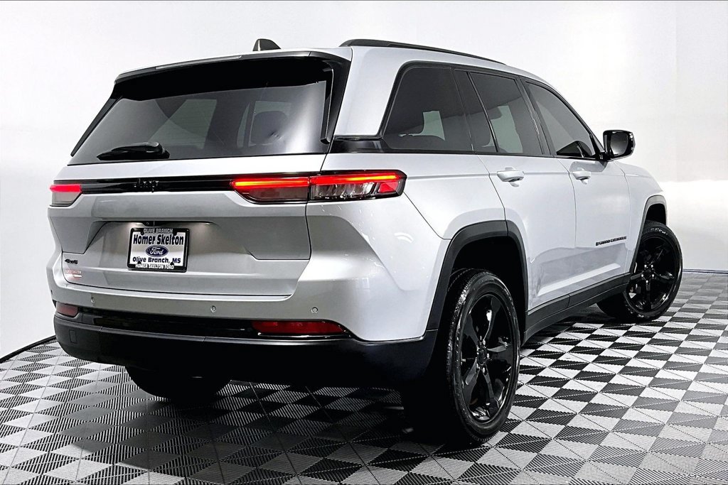 Used 2023 Jeep Grand Cherokee Altitude AWD/4WD image 12