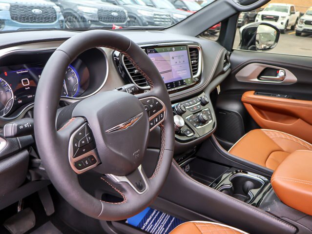 Used 2024 Chrysler Pacifica Pinnacle AWD/4WD image 16
