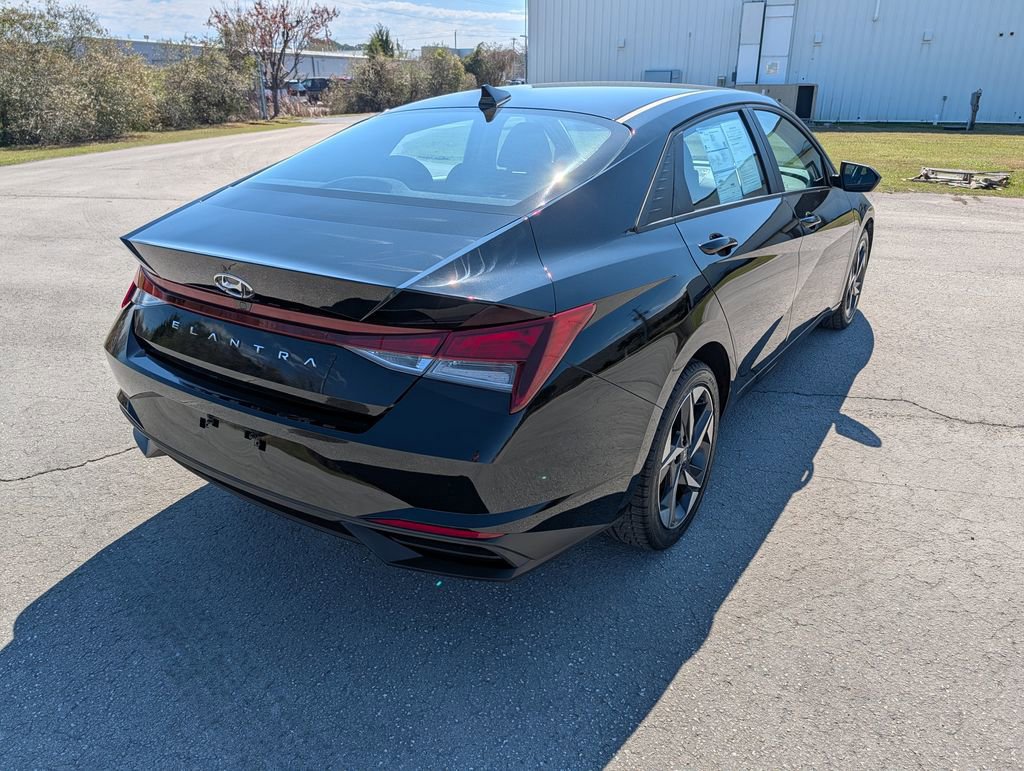 Used 2023 Hyundai Elantra SEL w/ Convenience Package image 3
