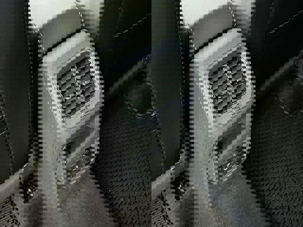 Used 2023 Volkswagen Tiguan SE R-Line image 17