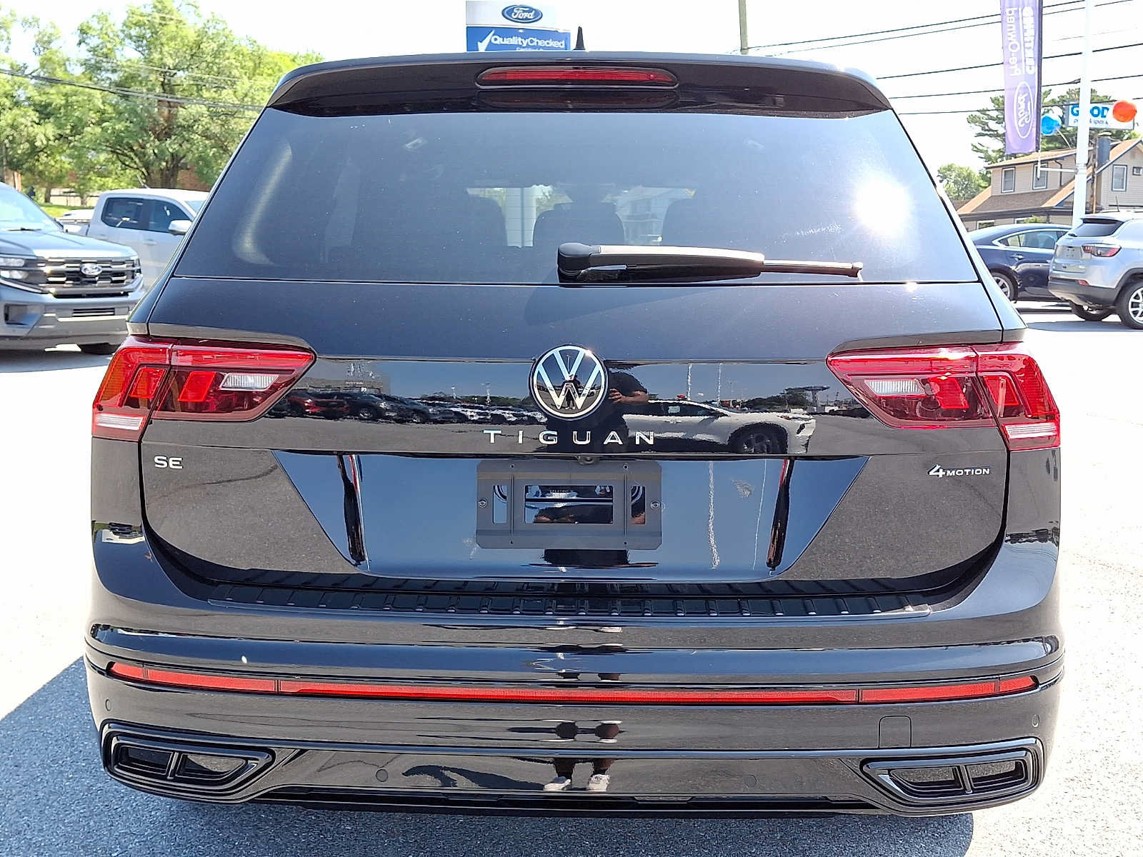 Used 2024 Volkswagen Tiguan SE R-Line AWD/4WD image 5