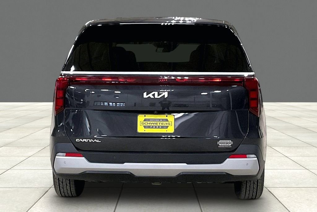 Used 2025 Kia Carnival FWD image 4