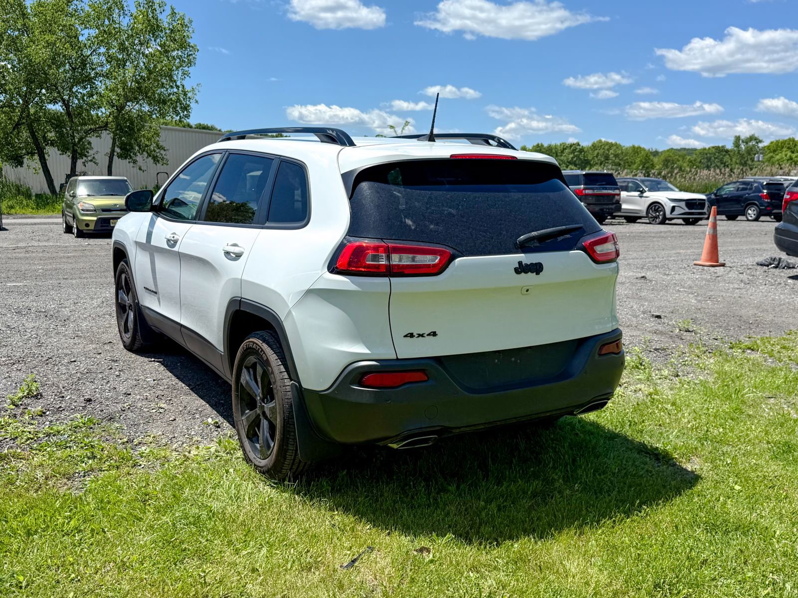 Used 2018 Jeep Cherokee Limited w/ Luxury Group AWD/4WD image 4