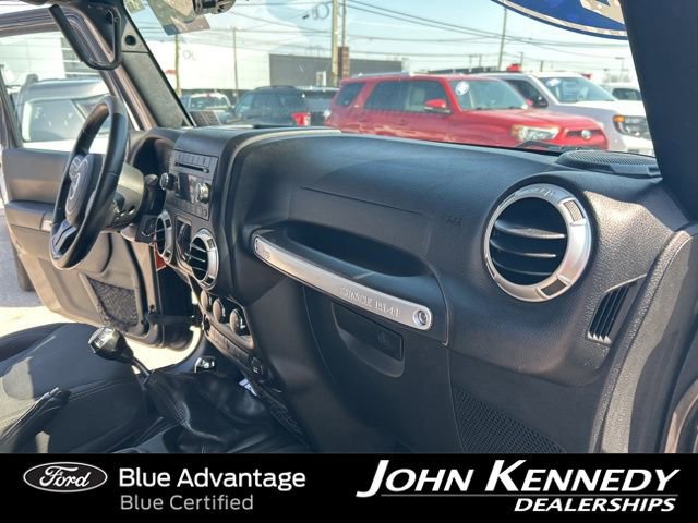 Used 2018 Jeep Wrangler Unlimited Rubicon w/ Connectivity Group AWD/4WD image 32