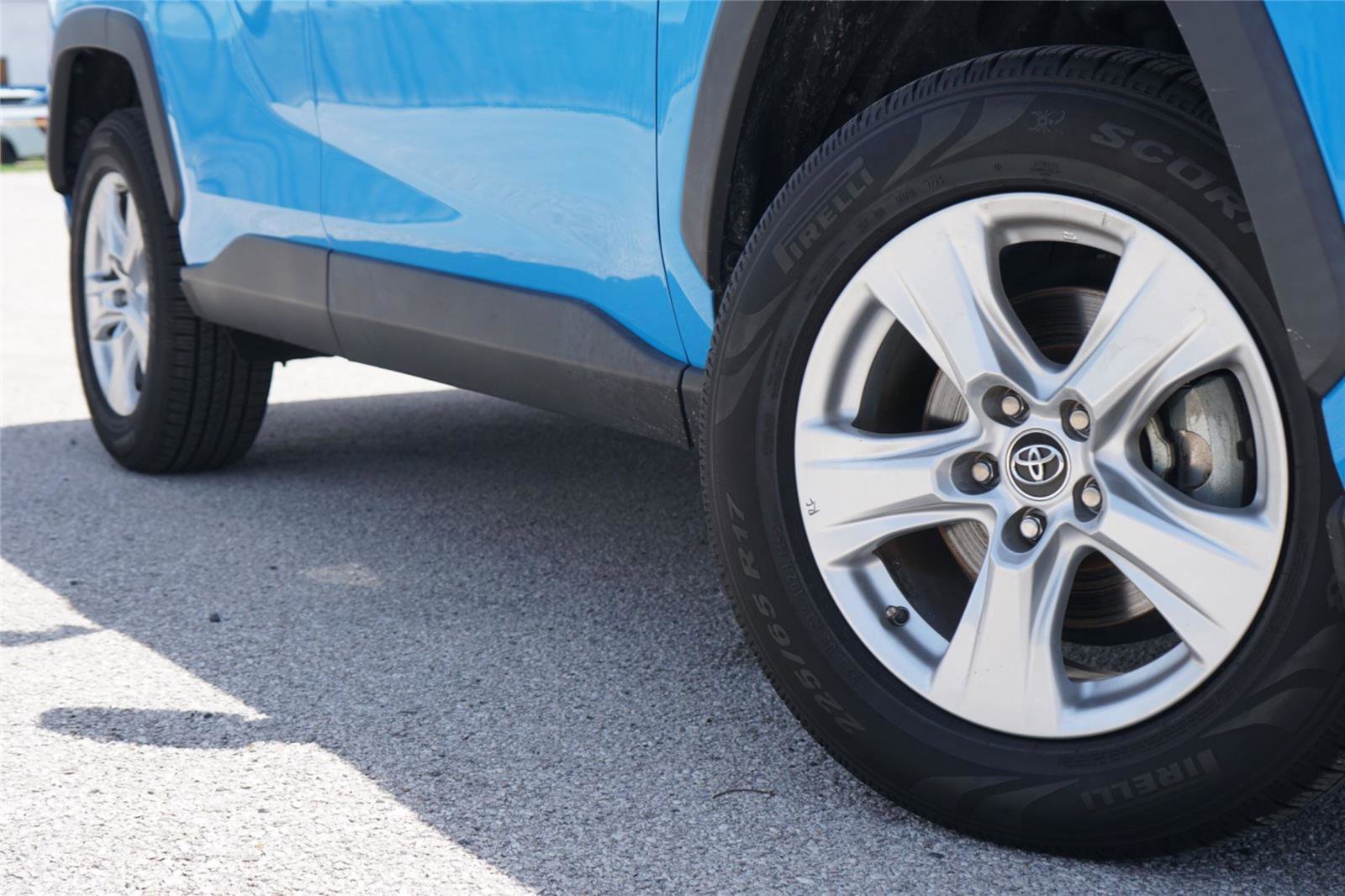 Used 2020 Toyota RAV4 XLE FWD image 2