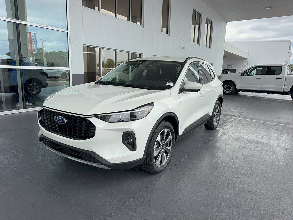 Certified 2024 Ford Escape Platinum AWD/4WD image 2